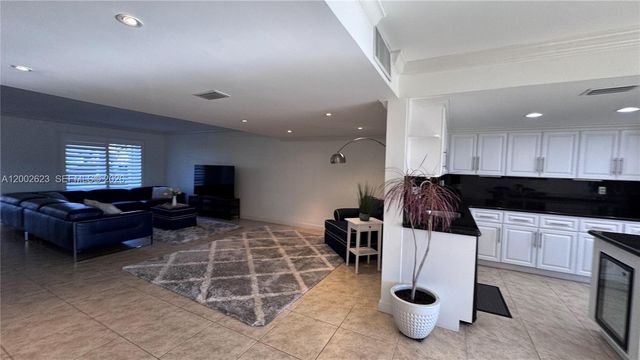 903 NE 27th Ave 903, Hallandale Beach, FL 33009