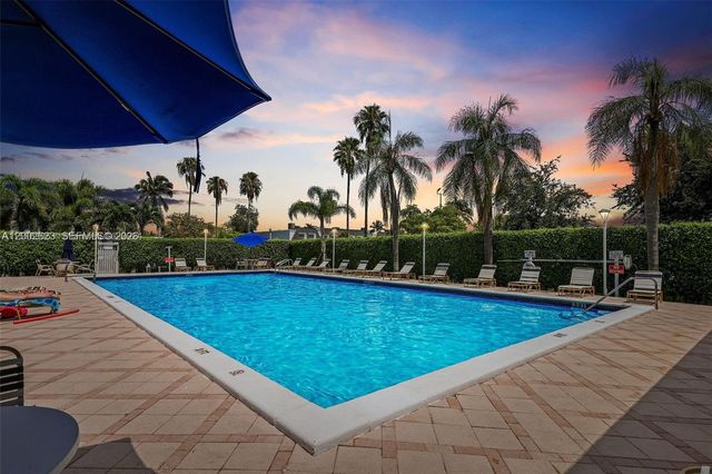 903 NE 27th Ave 903, Hallandale Beach, FL 33009