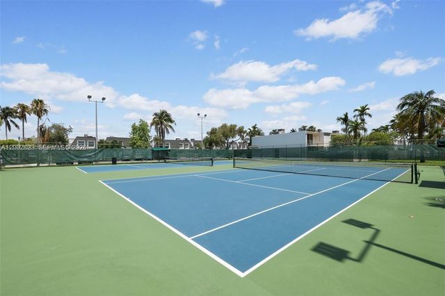 903 NE 27th Ave 903, Hallandale Beach, FL 33009