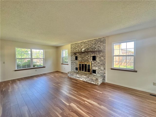 213 N Shore Drive, Russellville, AR 72802