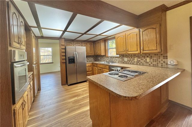 213 N Shore Drive, Russellville, AR 72802