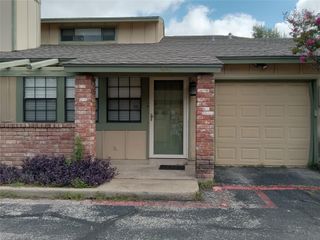 910 E Meadowmere LN S, Austin, TX 78758