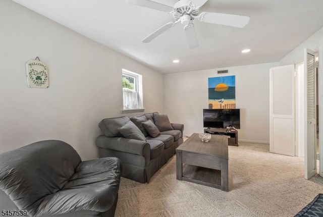 69 Forest Dr, Pequannock Twp., NJ 07444