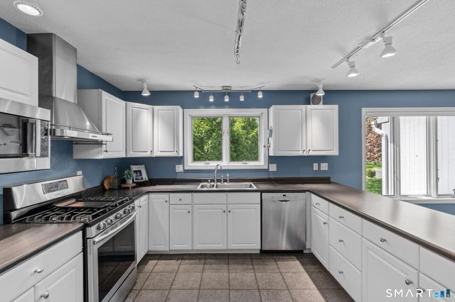 68 Deep Brook Harbor 68, Suffield, CT 06078