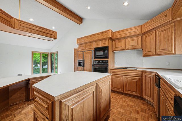 9916 Devonshire Drive, Omaha, NE 68114