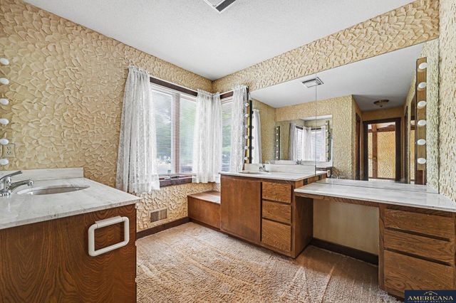 9916 Devonshire Drive, Omaha, NE 68114