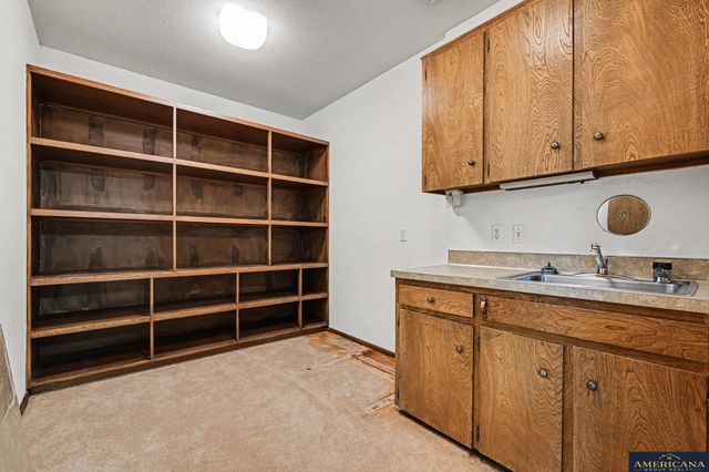 9916 Devonshire Drive, Omaha, NE 68114