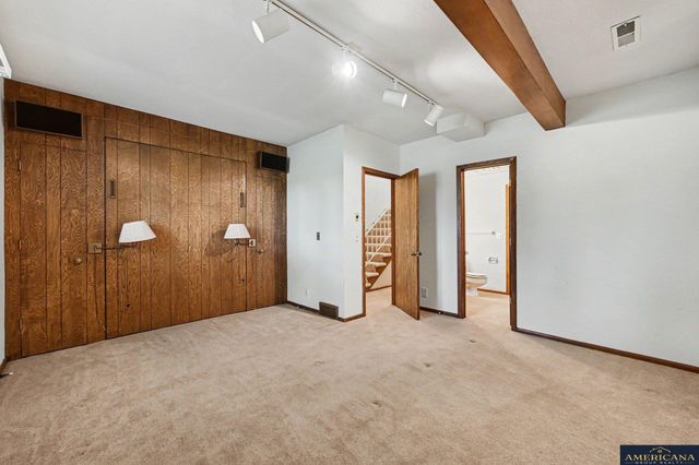 9916 Devonshire Drive, Omaha, NE 68114