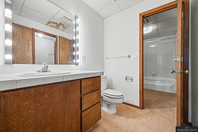 9916 Devonshire Drive, Omaha, NE 68114