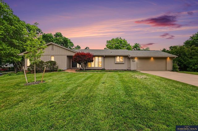 9916 Devonshire Drive, Omaha, NE 68114