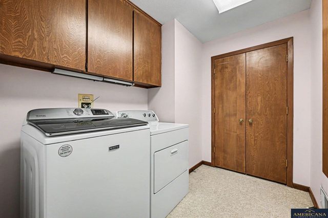 9916 Devonshire Drive, Omaha, NE 68114