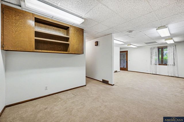 9916 Devonshire Drive, Omaha, NE 68114