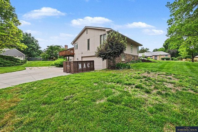 9916 Devonshire Drive, Omaha, NE 68114
