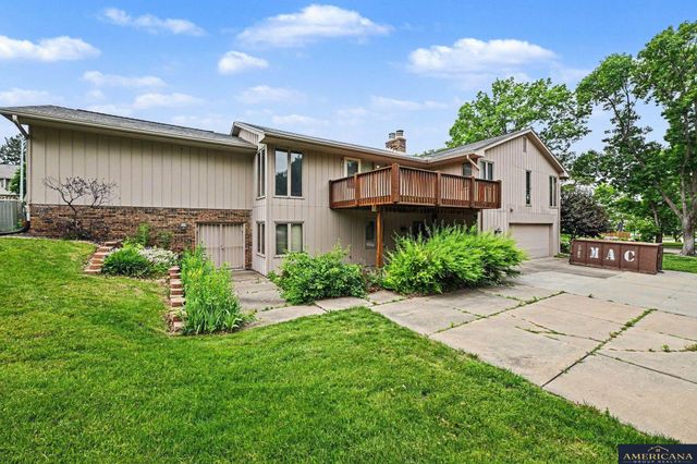 9916 Devonshire Drive, Omaha, NE 68114