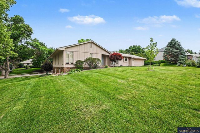 9916 Devonshire Drive, Omaha, NE 68114