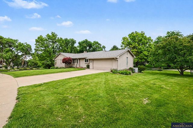 9916 Devonshire Drive, Omaha, NE 68114