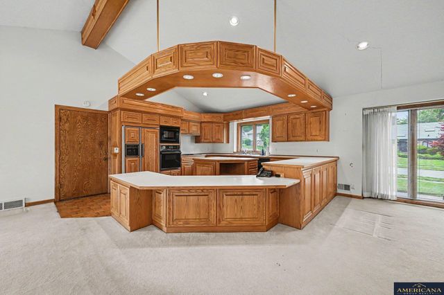 9916 Devonshire Drive, Omaha, NE 68114