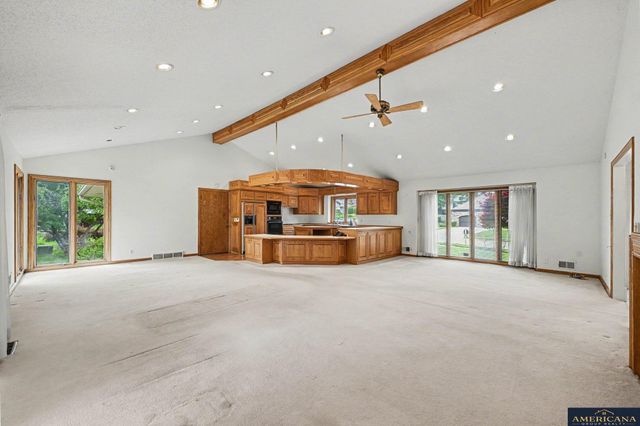 9916 Devonshire Drive, Omaha, NE 68114