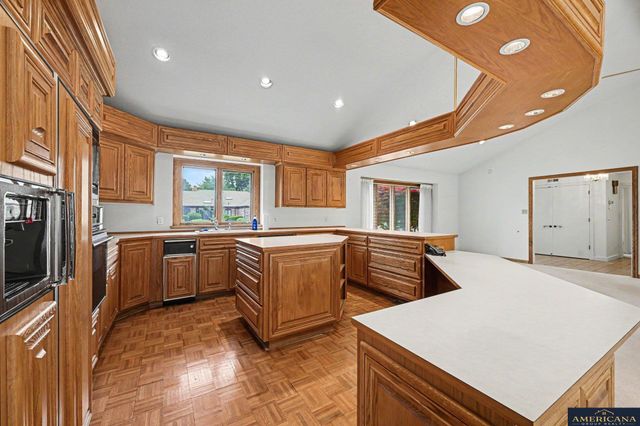 9916 Devonshire Drive, Omaha, NE 68114