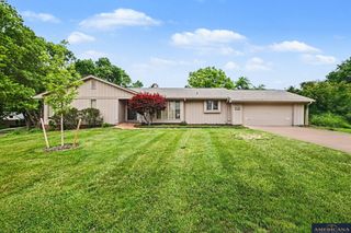 9916 Devonshire Drive, Omaha, NE 68114