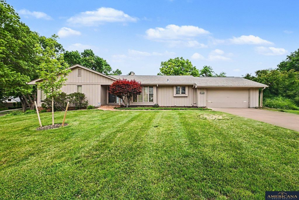 9916 Devonshire Drive, Omaha, NE 68114