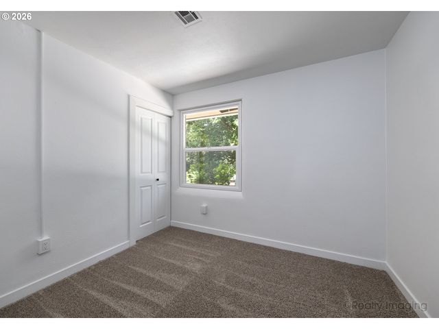 8834 Ne RUSSELL Pl, Portland, OR 97220