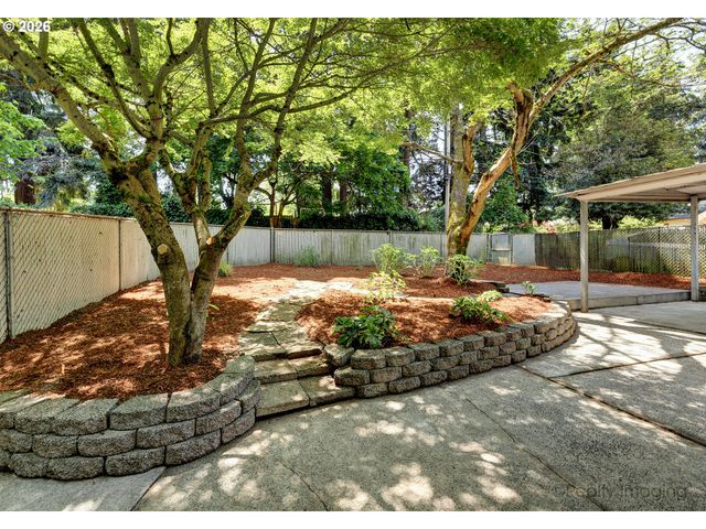 8834 Ne RUSSELL Pl, Portland, OR 97220