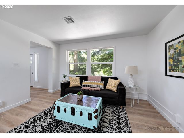 8834 Ne RUSSELL Pl, Portland, OR 97220
