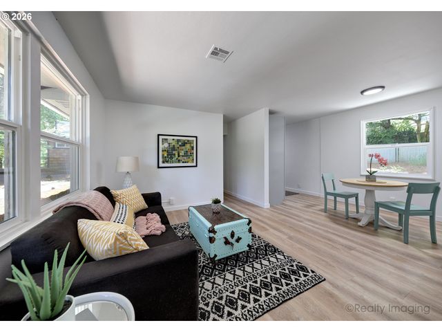 8834 Ne RUSSELL Pl, Portland, OR 97220