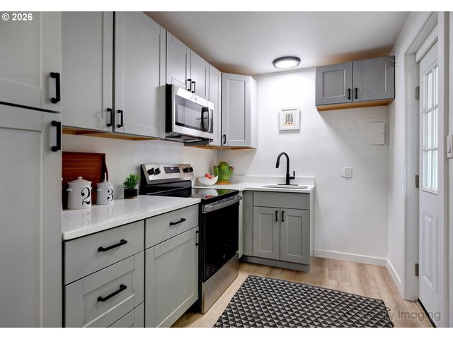 8834 Ne RUSSELL Pl, Portland, OR 97220
