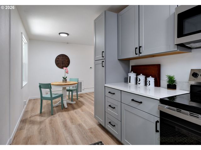 8834 Ne RUSSELL Pl, Portland, OR 97220