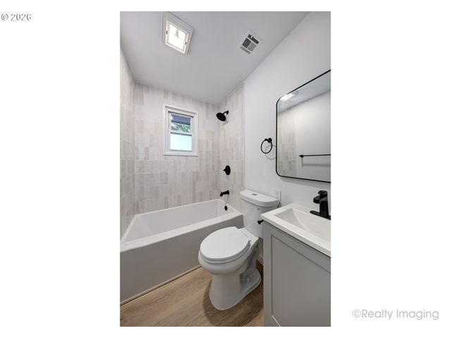 8834 Ne RUSSELL Pl, Portland, OR 97220