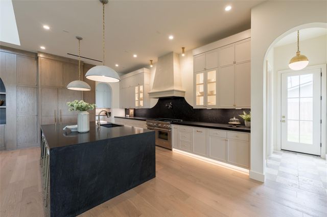 765 Sue Barnett Drive, Houston, TX 77018