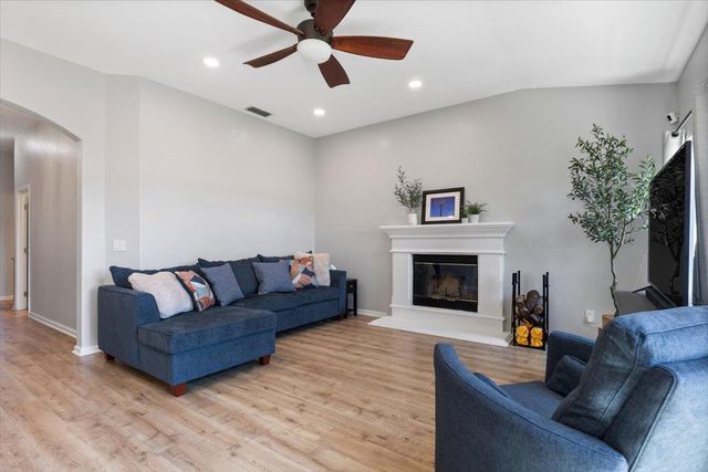 496 Crestfield Cir, Roseville, CA 95678