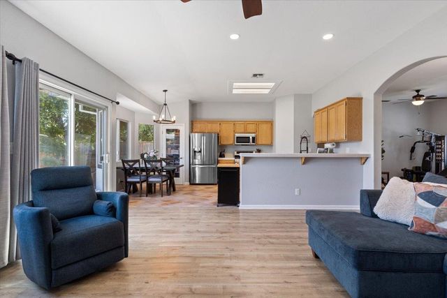 496 Crestfield Cir, Roseville, CA 95678