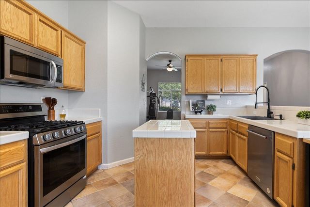 496 Crestfield Cir, Roseville, CA 95678