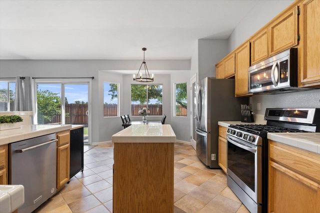 496 Crestfield Cir, Roseville, CA 95678