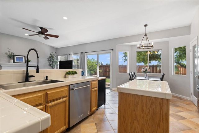 496 Crestfield Cir, Roseville, CA 95678