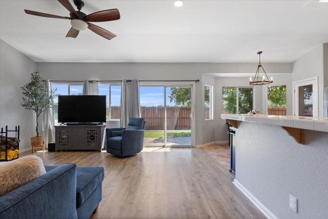 496 Crestfield Cir, Roseville, CA 95678