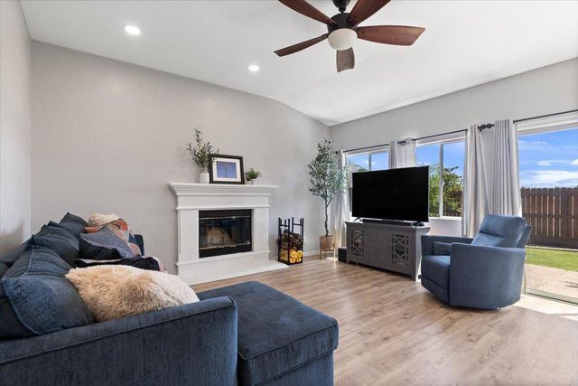 496 Crestfield Cir, Roseville, CA 95678
