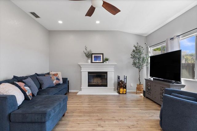 496 Crestfield Cir, Roseville, CA 95678