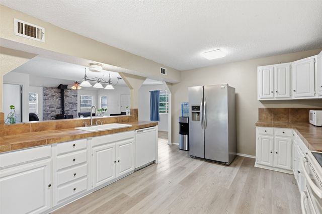 112 Spanish Trail, Weatherford, TX 76088