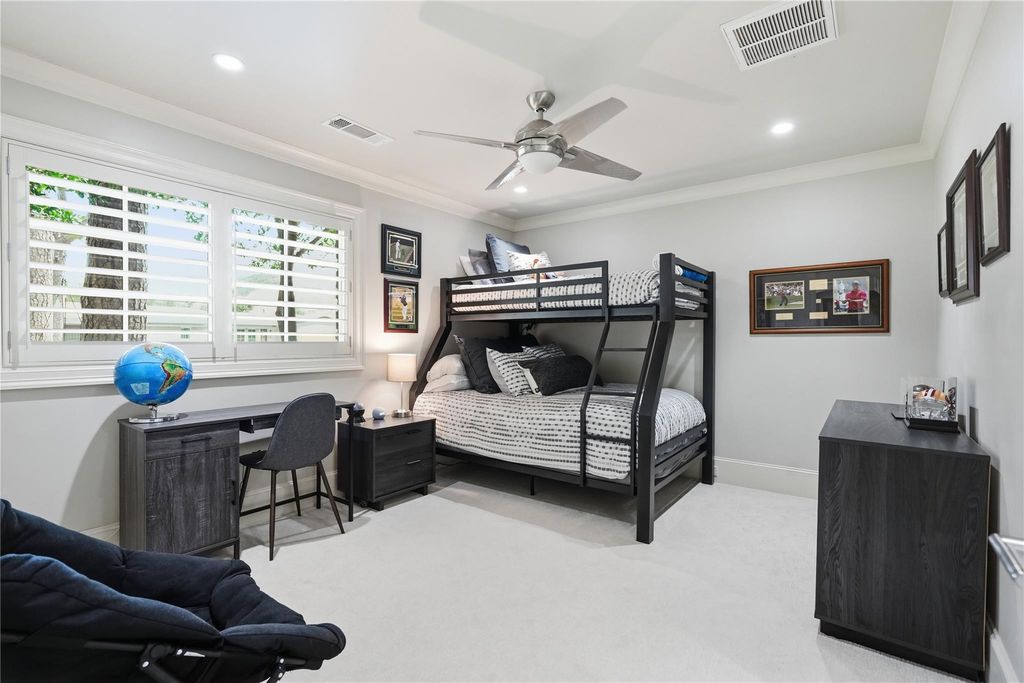 Image 13 of property listing at 12311 Woodthorpe Lane, Houston, TX 77024