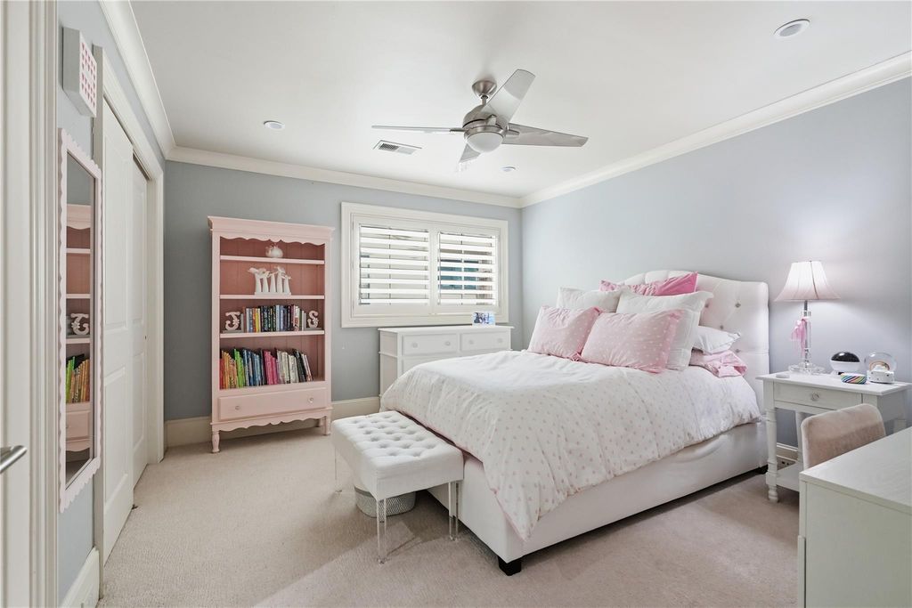 Image 14 of property listing at 12311 Woodthorpe Lane, Houston, TX 77024