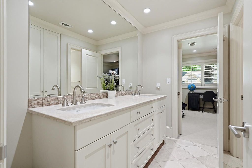 Image 15 of property listing at 12311 Woodthorpe Lane, Houston, TX 77024