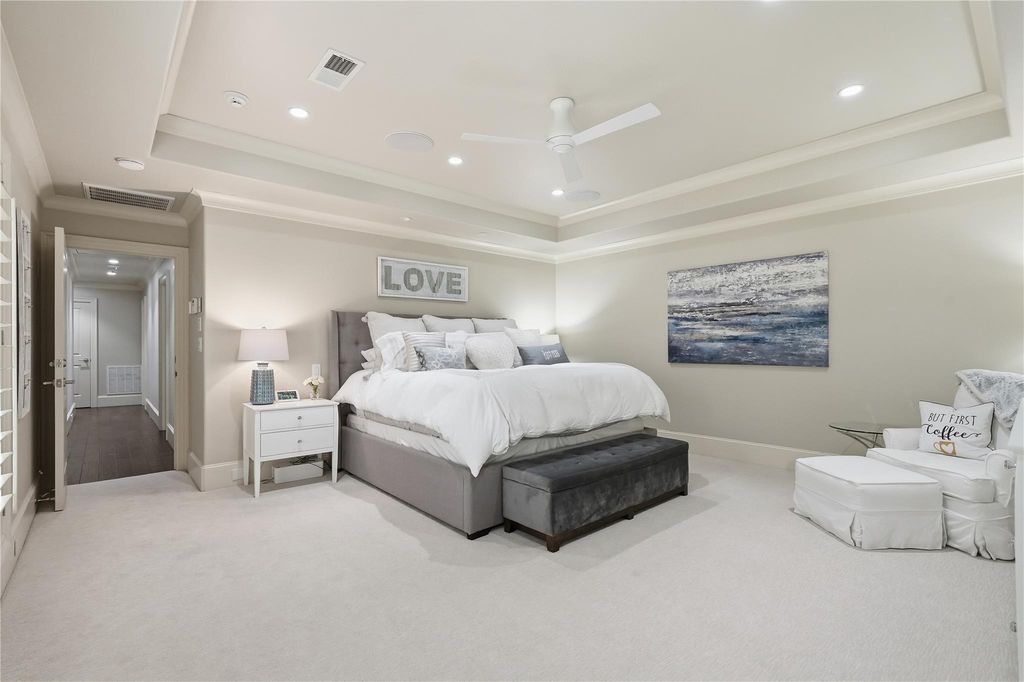 Image 16 of property listing at 12311 Woodthorpe Lane, Houston, TX 77024