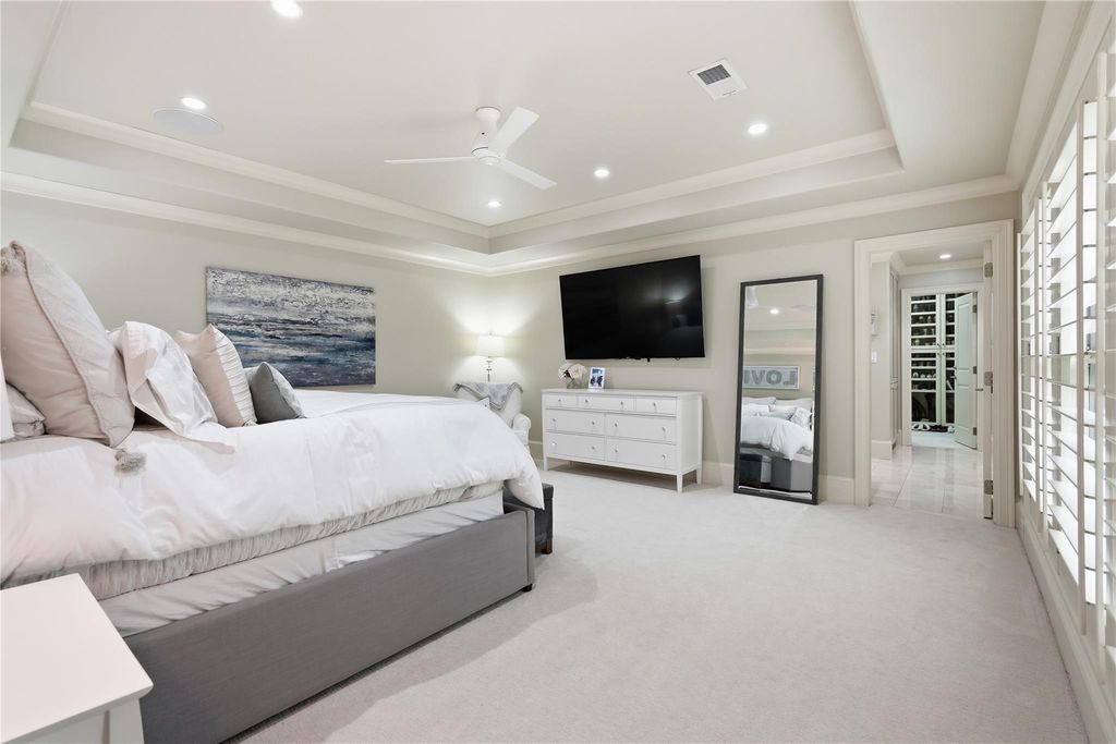 Image 17 of property listing at 12311 Woodthorpe Lane, Houston, TX 77024