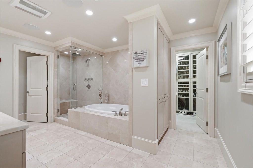 Image 19 of property listing at 12311 Woodthorpe Lane, Houston, TX 77024