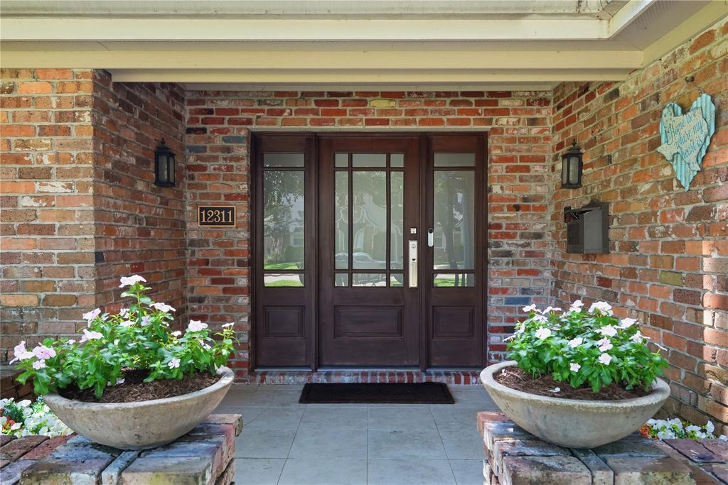 Image 2 of property listing at 12311 Woodthorpe Lane, Houston, TX 77024