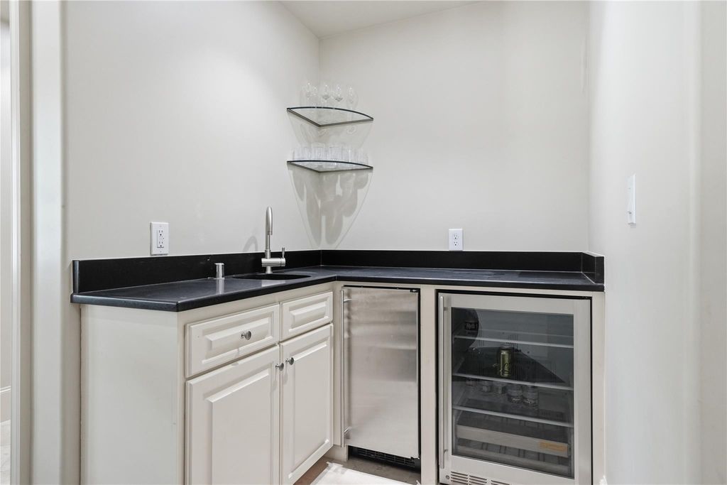Image 23 of property listing at 12311 Woodthorpe Lane, Houston, TX 77024
